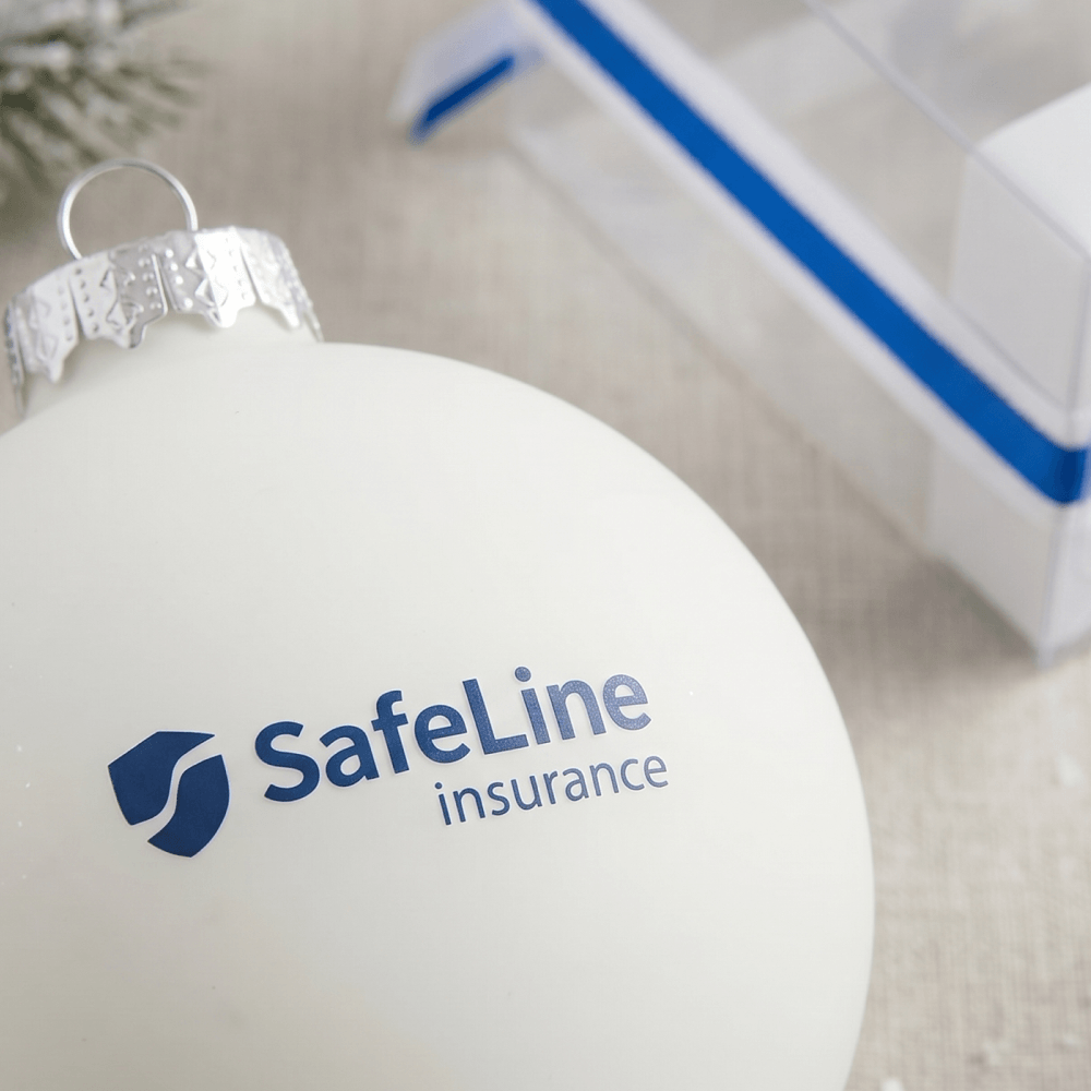 Печать логотипа на белом матовом елочном шаре SafeLine insurance
