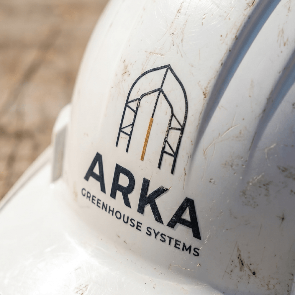 Логотип ARKA Greenhouse Systems на белой защитной каске крупным планом
