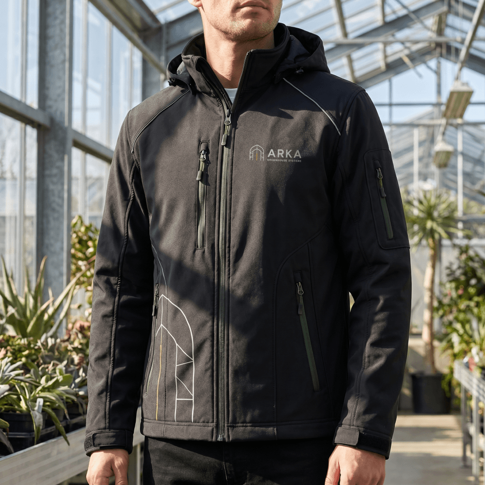 Софтшелл-куртка ARKA Greenhouse Systems с логотипом и графическим принтом на фоне тепличного комплекс