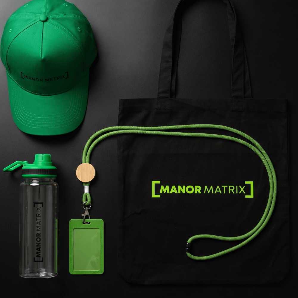 Элементы летнего подарочного набора с логотипом Manor Matrix: от черного шоппера до кепки