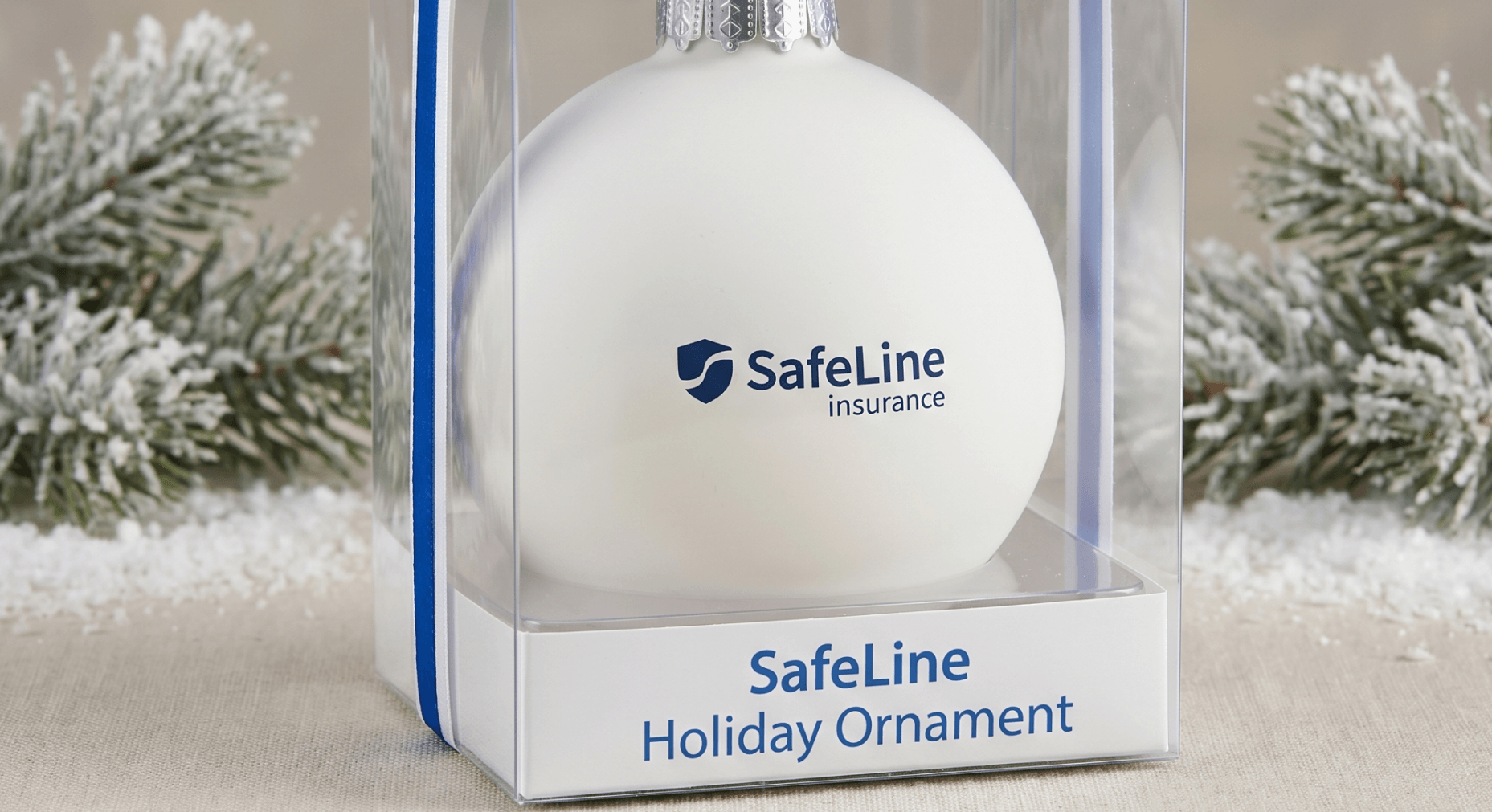 Елочный шар с логотипом SafeLine insurance в прозрачной упаковке