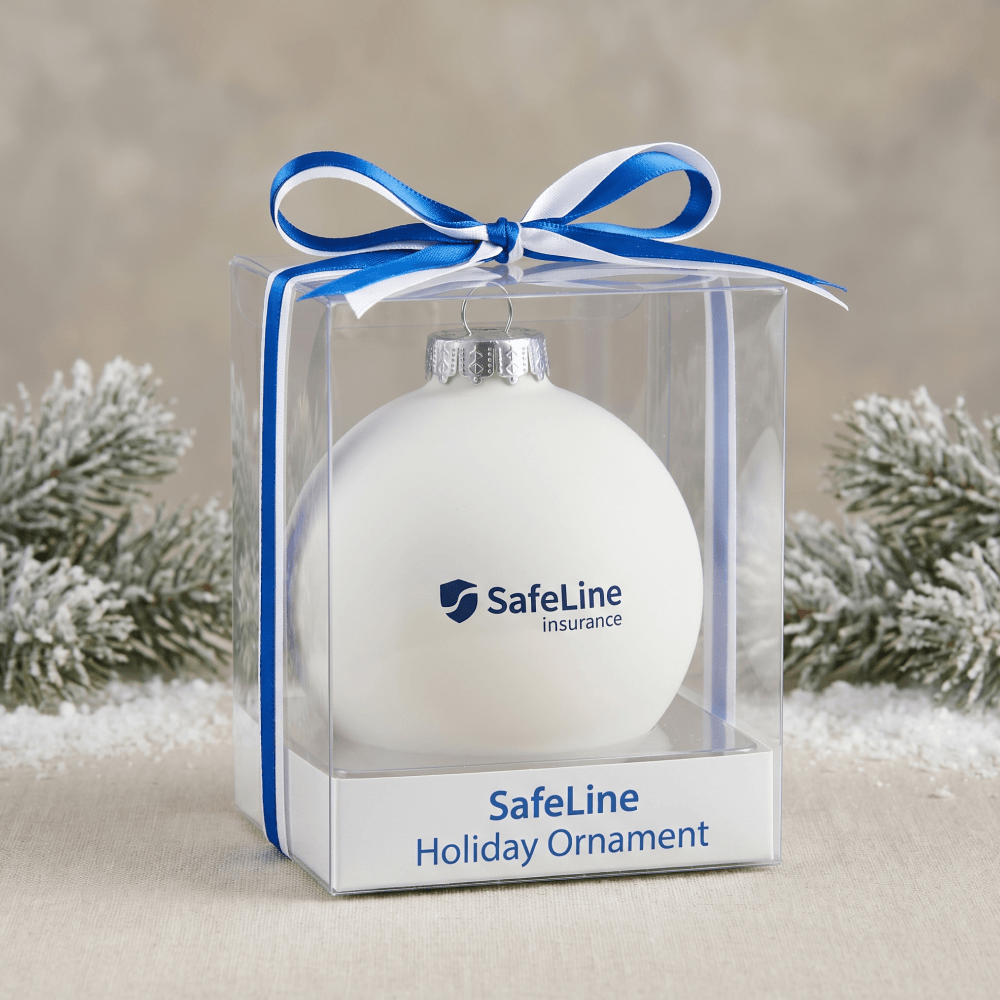 Елочный шар с логотипом SafeLine insurance в прозрачной упаковке